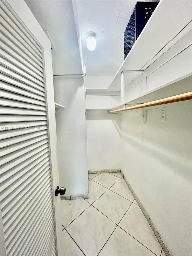 Building Photo - 501 Blue Heron Dr