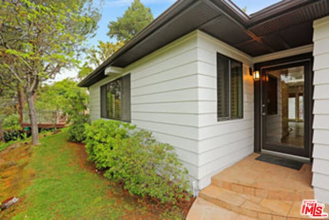 Building Photo - 8049 Briar Summit Dr