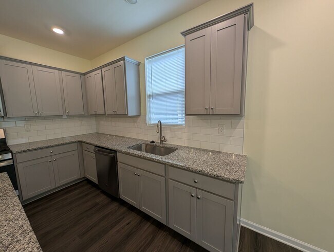Building Photo - Spacious 4 bedroom, 2 bath Ranch Style Home located in Selwyn Landing !