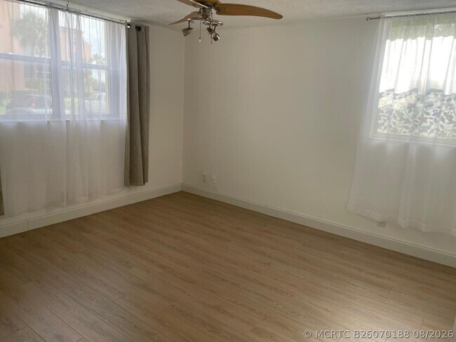 Building Photo - 2851 Somerset Dr