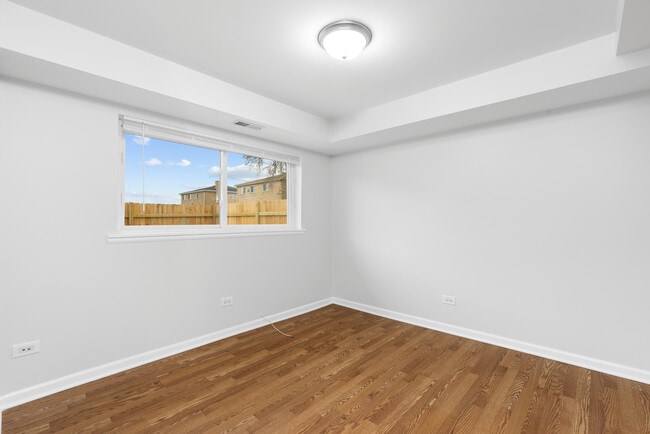 Building Photo - 8824 Robin Dr