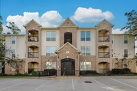 Building Photo - 6607 Lake Woodlands Dr