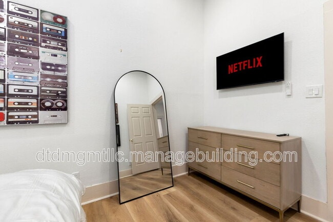 Building Photo - 110 E Craig Pl