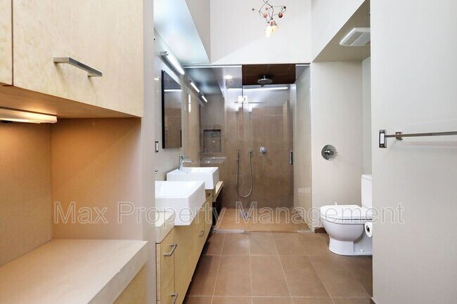 Building Photo - 309 E 5th St