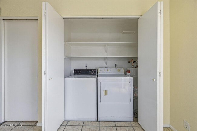 Building Photo - 501 W Yukon Dr