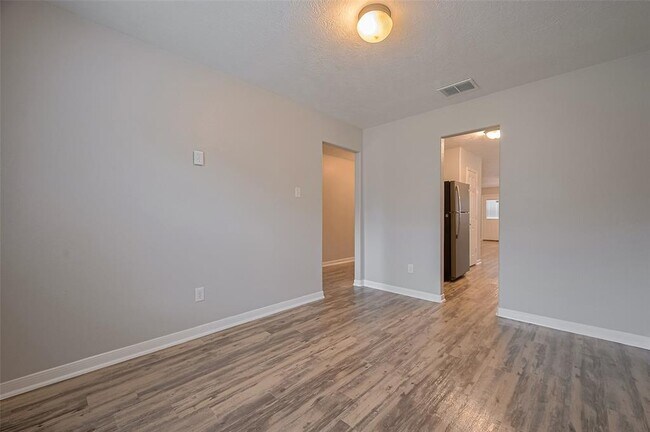 Building Photo - 5009 Willow Point Dr