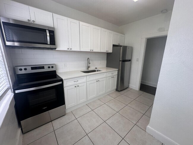 Primary Photo - 215 S Seacrest Blvd