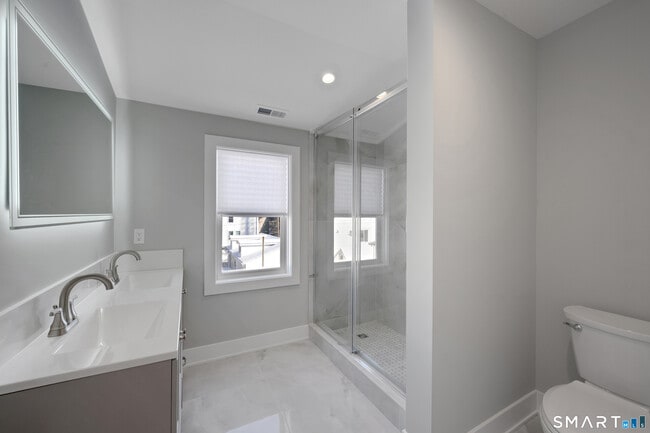 Building Photo - 20 Bouton St