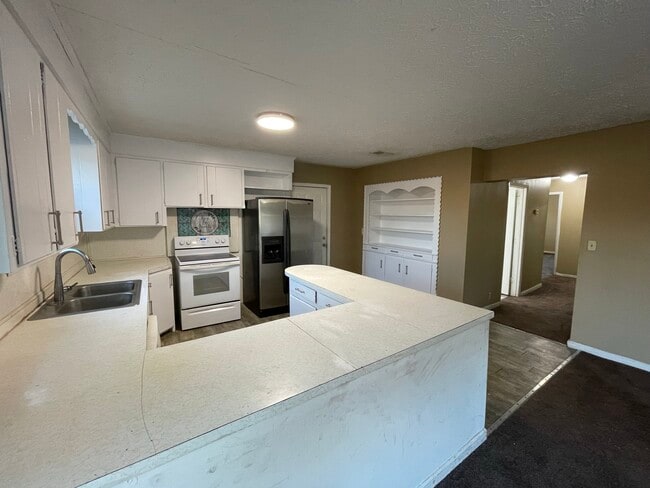 Building Photo - 612 Sun Cir