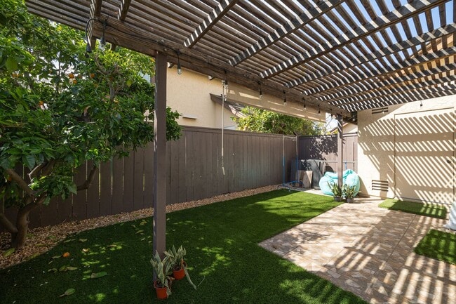 Building Photo - Gorgeous 2 Bedroom Townhouse in the Heart of Mira Mesa!