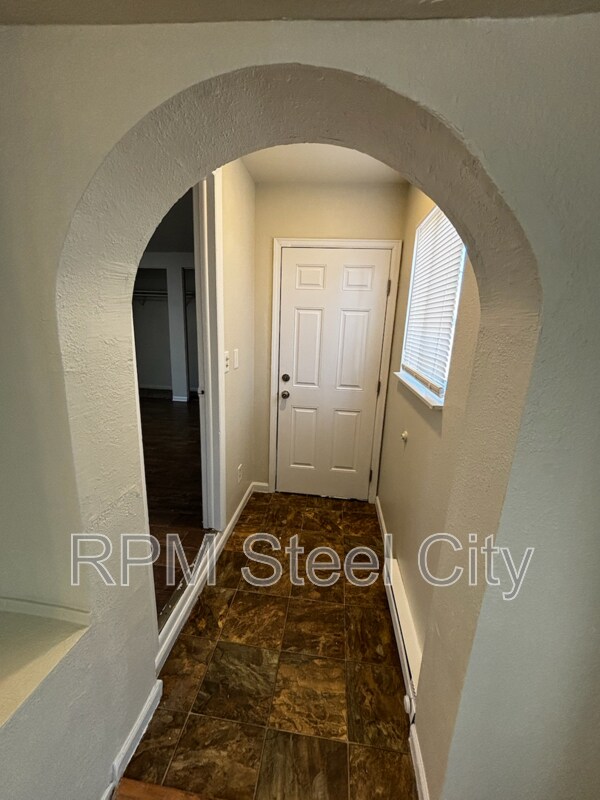 Building Photo - 927 E 1st St