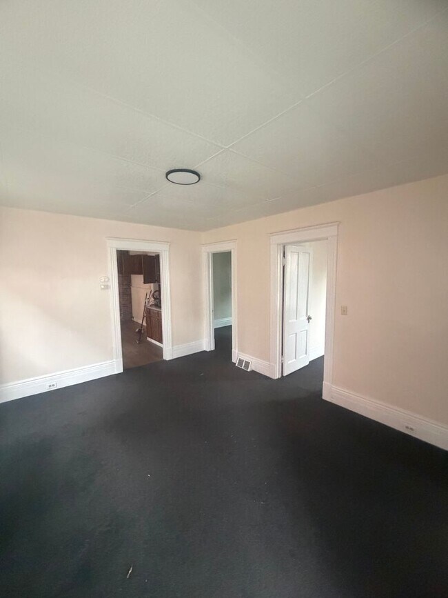 Building Photo - 1017 W 5th St