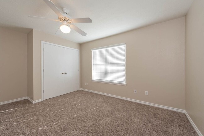 Building Photo - Spacious 4 Bed, 3 Bath Minutes from Campus!