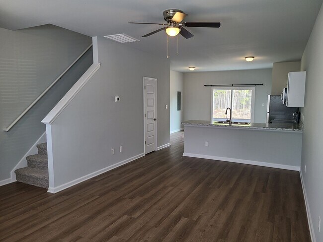 Building Photo - Beautiful end unit - 2 bedroom 2.5 bath townhome - Holly Ridge
