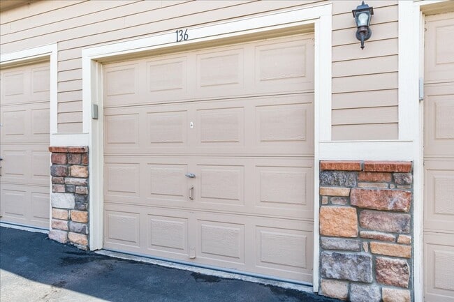Building Photo - July 1st Move in! Top Floor 2 Bed / 2 Bath...