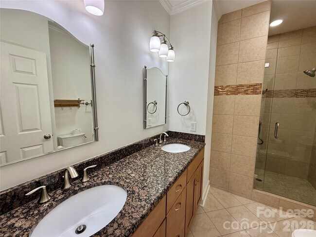 Building Photo - 18009 Kings Point Dr