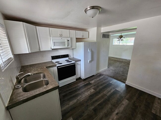 Building Photo - 580 S 470 E