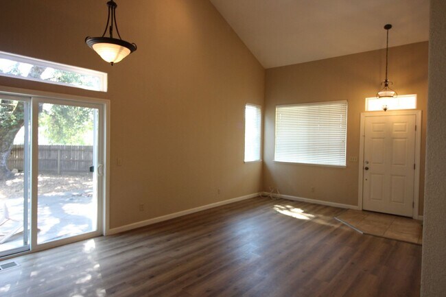 Building Photo - 4 Bedroom Home in Cloverdale