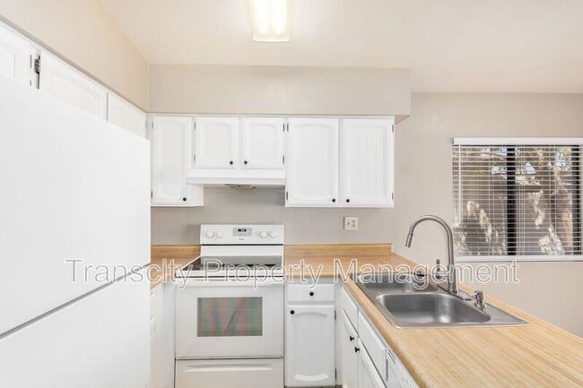 Building Photo - 832 W Laguna Dr