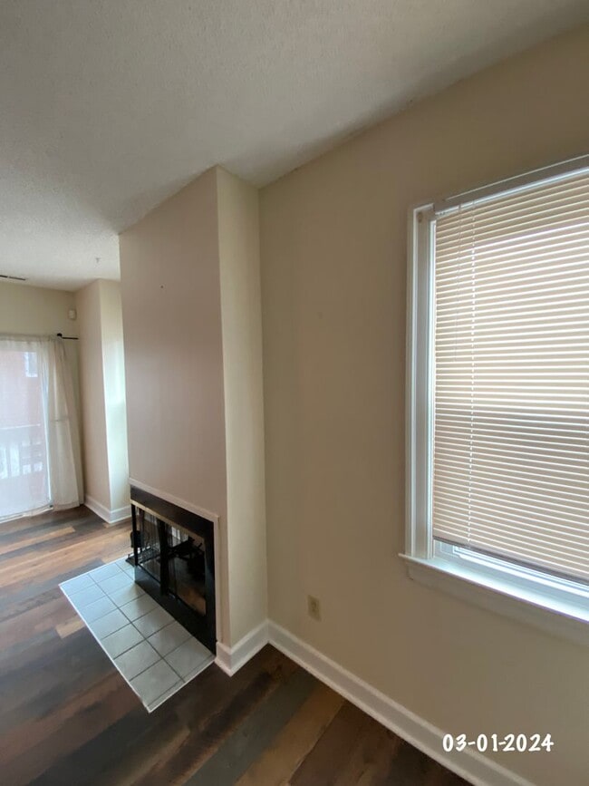 Building Photo - Spacious 2 bedroom/1 bath 2nd floor Condo ...