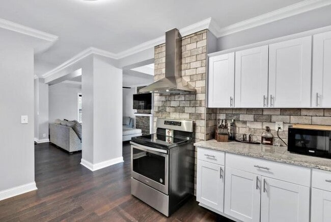 Building Photo - 827 S 22nd St