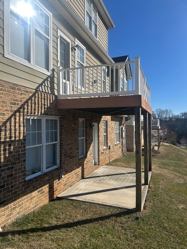 Building Photo - 1115 Helmsdale Dr