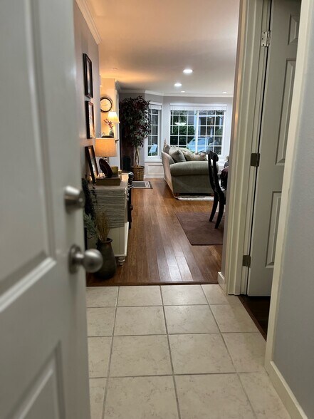 Entry - 10009 NE 120th Ln