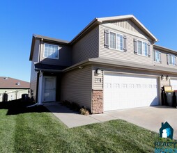 Building Photo - Great Sized 3 bed Townhome!
