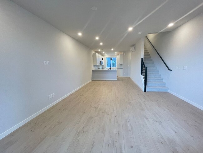 Building Photo - 3bd/3.5ba Shoreline Townhome