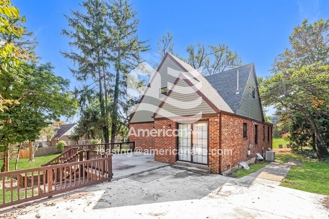 Building Photo - 297 E Melford Ave