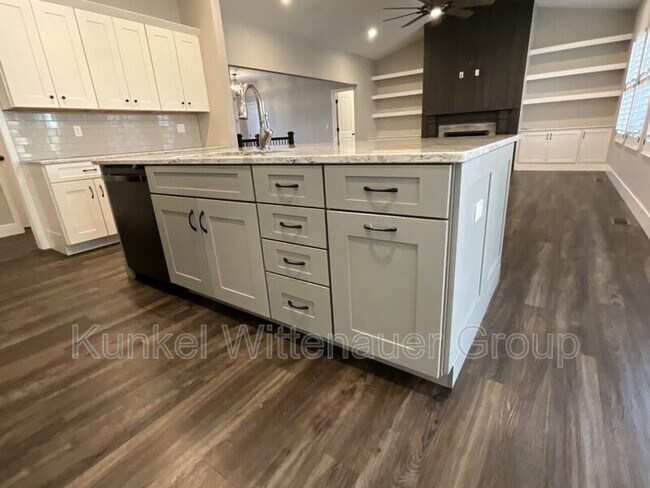 Building Photo - 1212 Hickory Point Dr