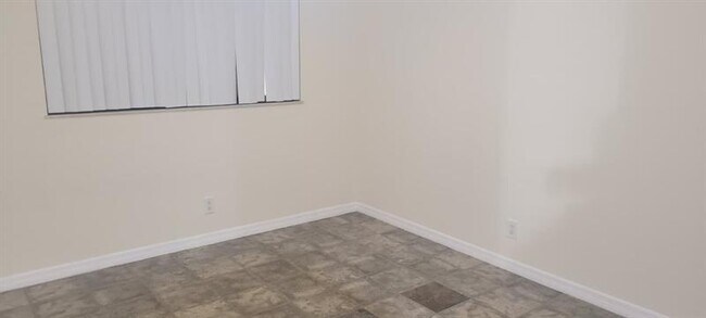 Building Photo - 2985 Riverside Dr