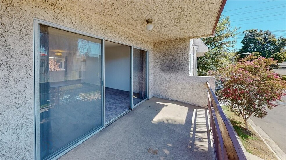 Building Photo - 12157 Moorpark St