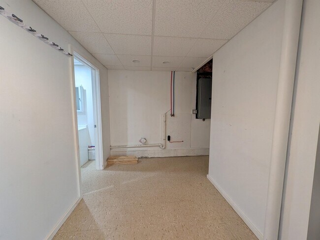 Building Photo - 425 Carl Broggi Hwy