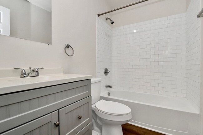 Building Photo - Rent Special on Affordable Duplex in Ender...