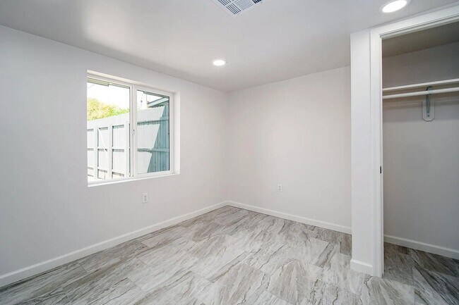 Building Photo - 1017 E West Cir Dr