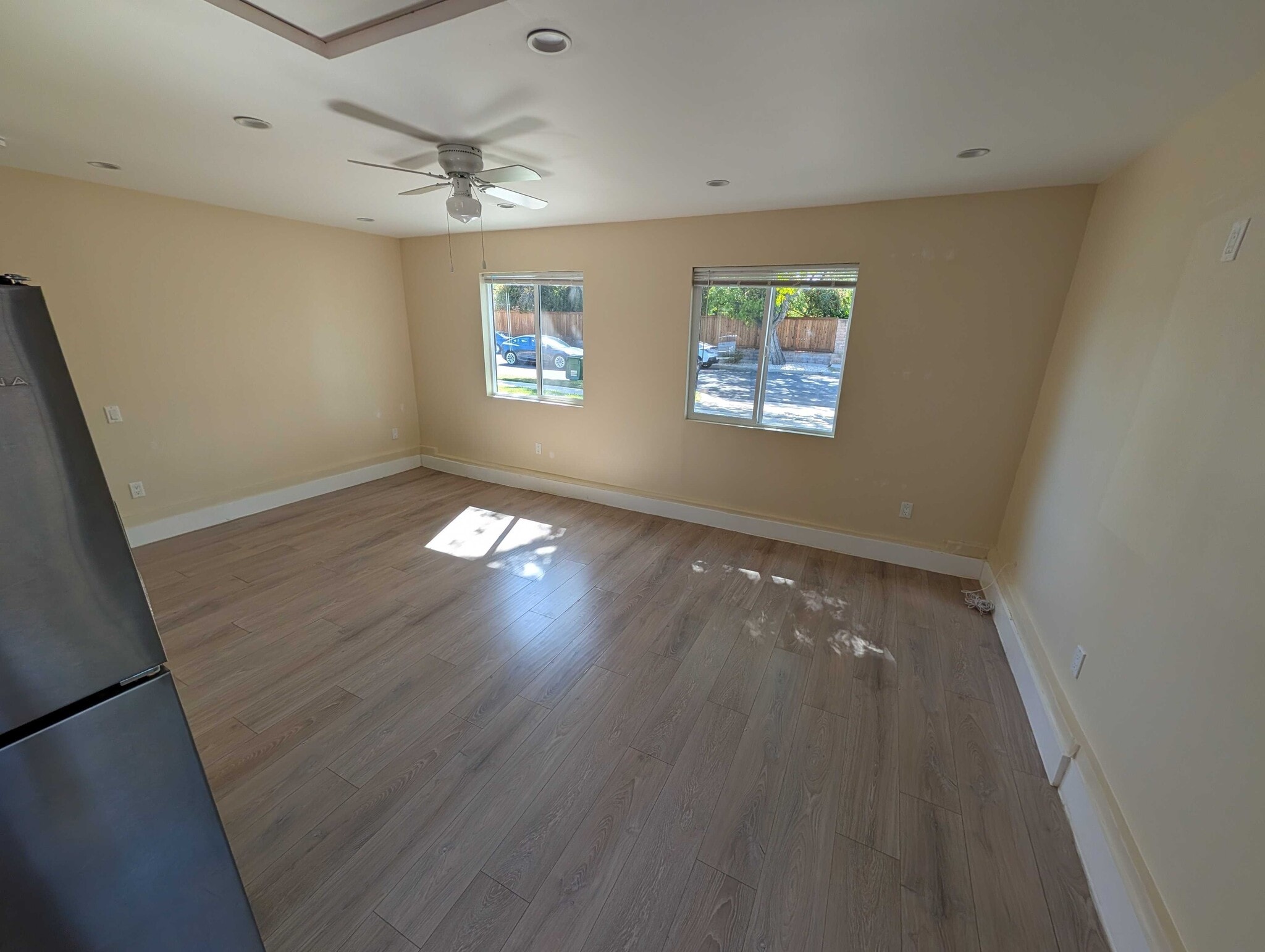 Bright living area with large windows - 6534 Peterson Ave