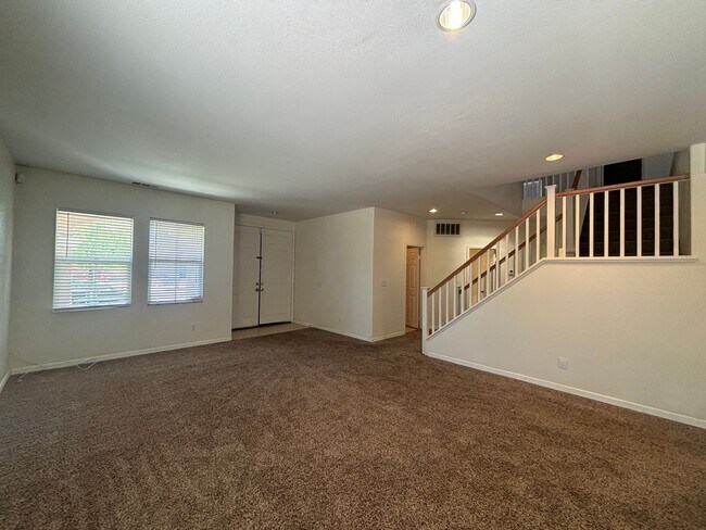 Building Photo - Grand East Lancaster Home