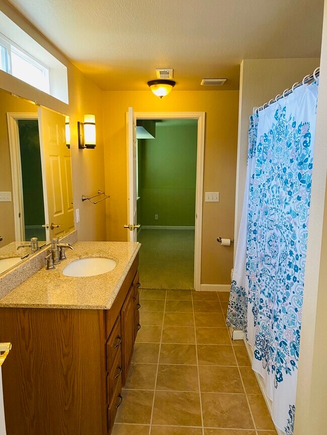 Building Photo - Immaculate home in Castle Pines North