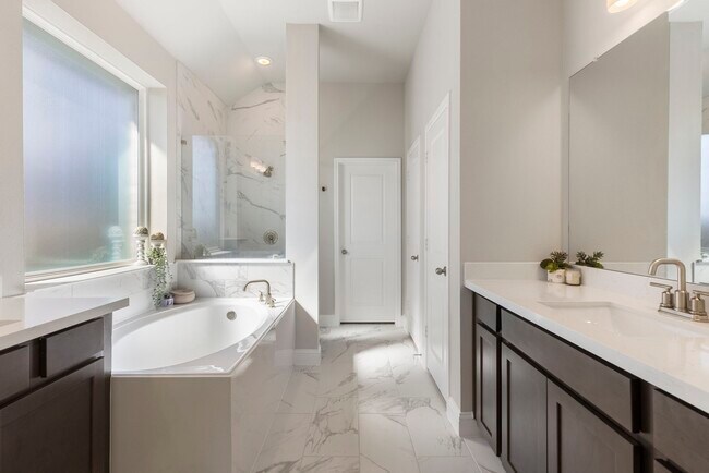 Building Photo - 16147 Sapphire Crst Dr
