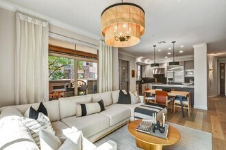 Building Photo - 4909 N Woodmere Fairway