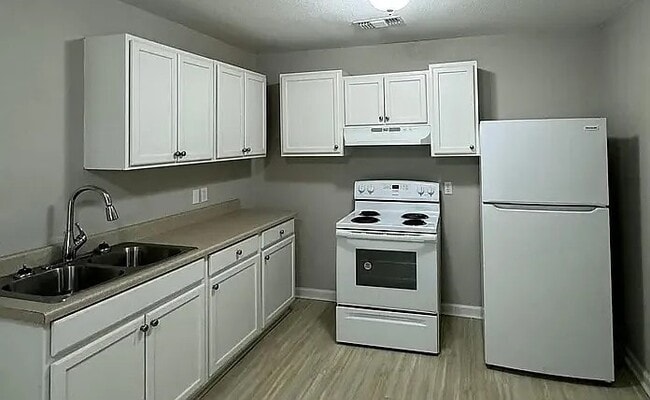 Building Photo - 4921 Woodmont Dr