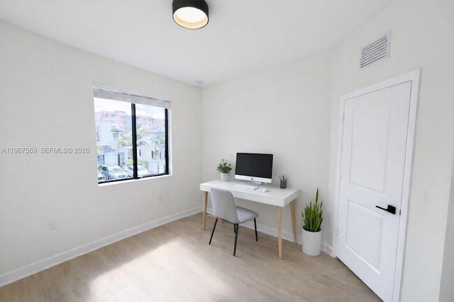 Building Photo - 323 NE 208th Terrace