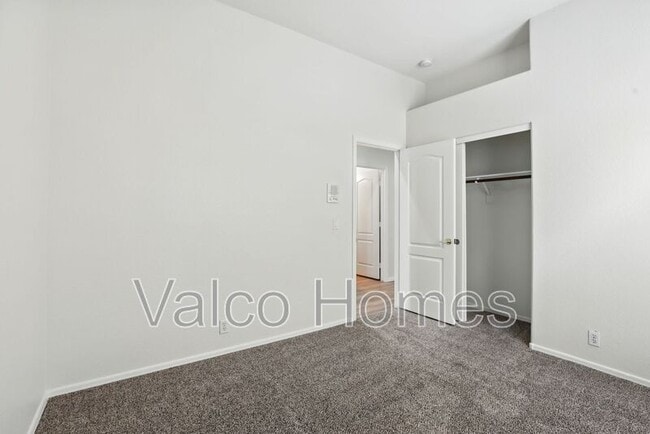 Building Photo - 8338 W Rose Ln
