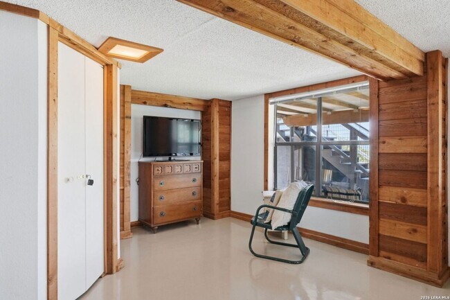 Building Photo - 2681 Lakeview Dr