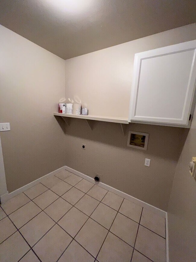 Building Photo - 3 Bedroom 2 Bath Home Close to Micron Available 4/20/26