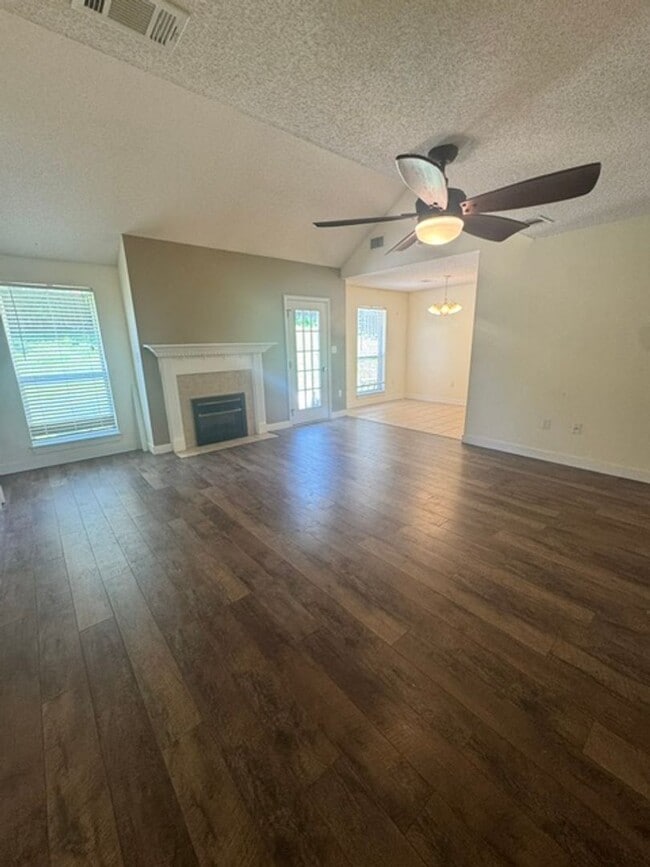 Building Photo - Spacious 4 Bedroom in South Crestview!