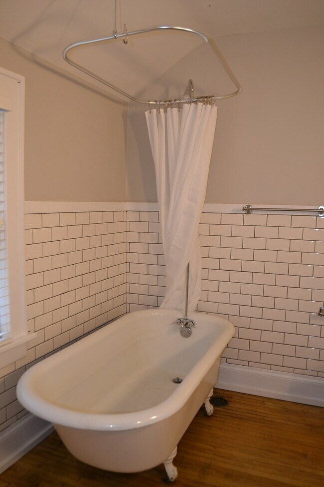 Building Photo - Historic Downtown Single Family Home for R...