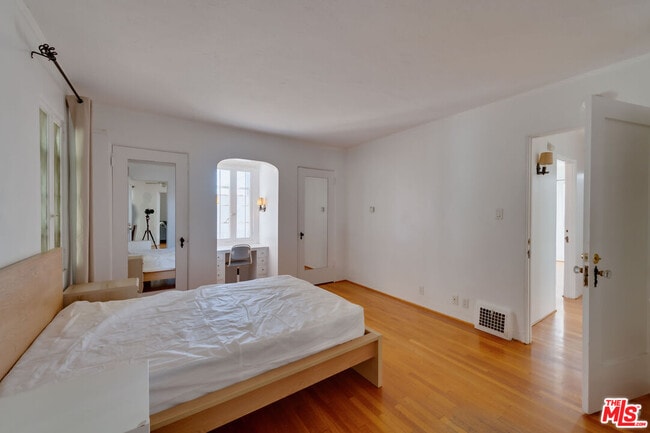 Building Photo - 10870 Wellworth Ave