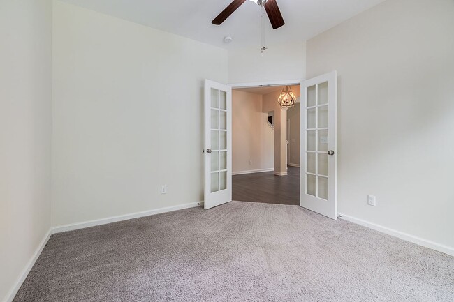 Building Photo - Spacious Custom 8 Bed 4.5 Bath Home on Lar...